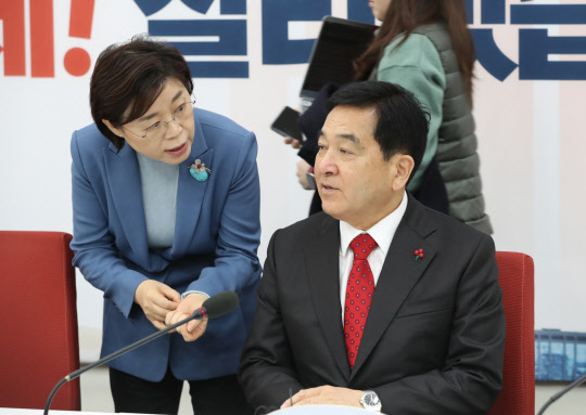 심재철(오른쪽) 자유한국당 원내대표가 12일 오후 서울 여의도 국회에서 기자간담회에 앞서 김정재 의원과 대화하고 있다.    연합뉴스